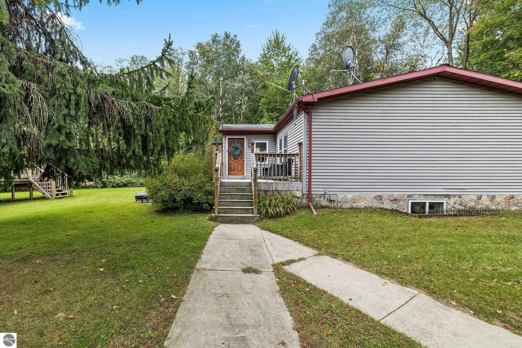 Image 2 of property listing at 4812 SE County Line Road, Shepherd, MI 48883
