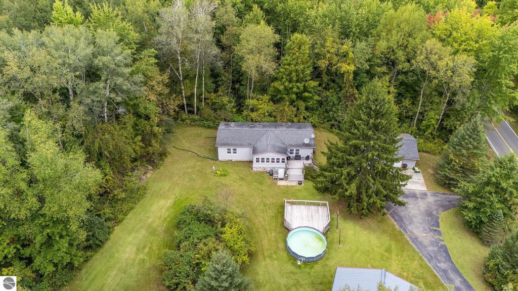 Image 25 of property listing at 4812 SE County Line Road, Shepherd, MI 48883
