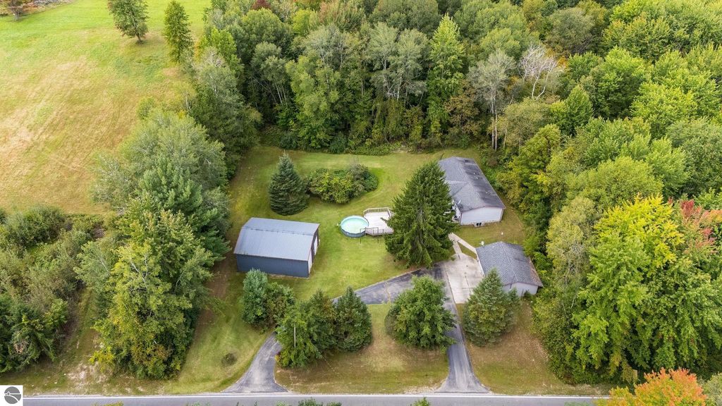Image 27 of property listing at 4812 SE County Line Road, Shepherd, MI 48883