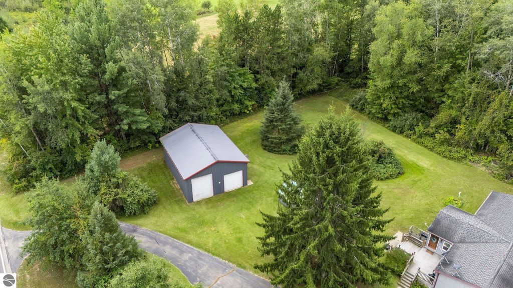 Image 28 of property listing at 4812 SE County Line Road, Shepherd, MI 48883