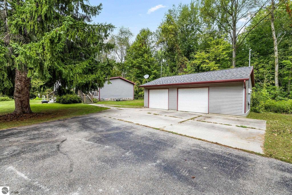 Image 3 of property listing at 4812 SE County Line Road, Shepherd, MI 48883