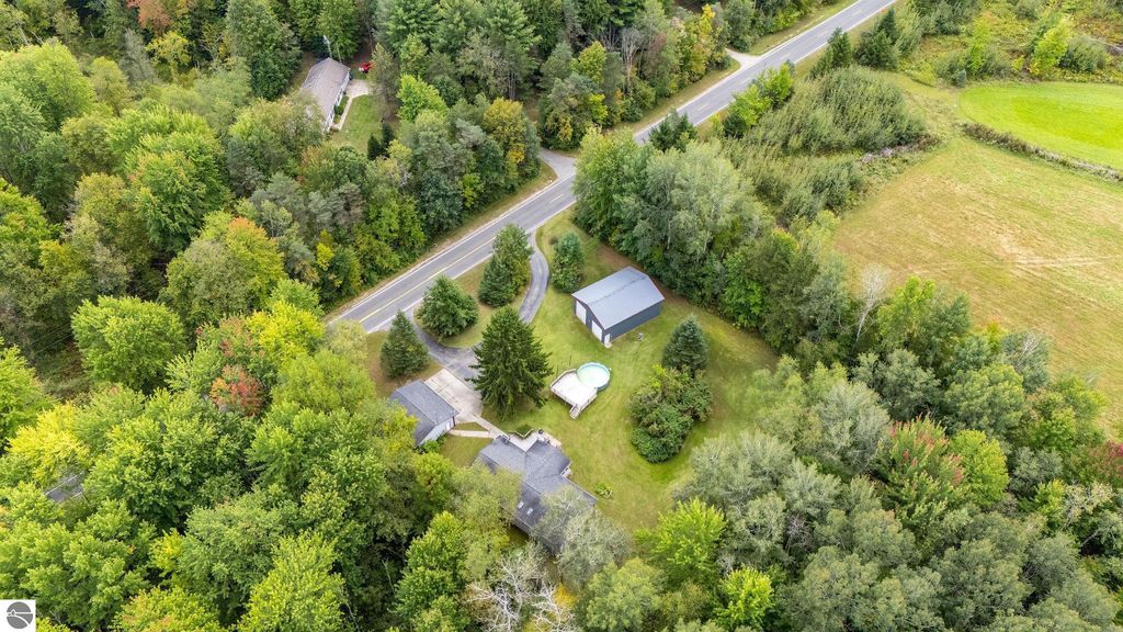Image 33 of property listing at 4812 SE County Line Road, Shepherd, MI 48883