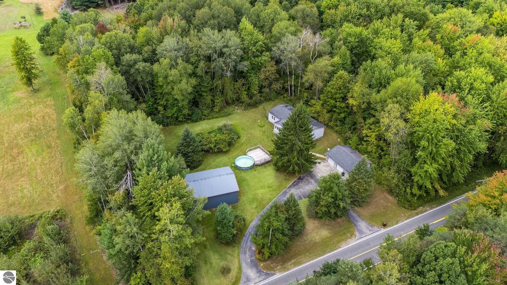 Image 36 of property listing at 4812 SE County Line Road, Shepherd, MI 48883