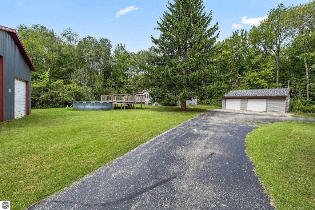 Image 4 of property listing at 4812 SE County Line Road, Shepherd, MI 48883