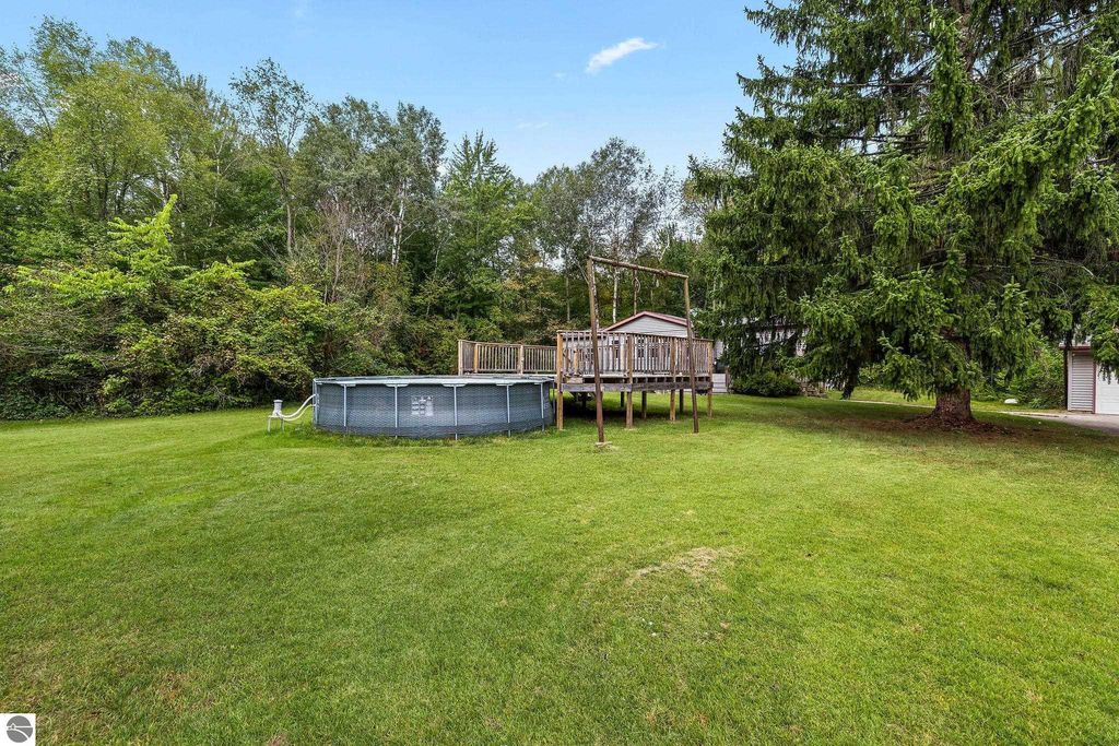 Image 6 of property listing at 4812 SE County Line Road, Shepherd, MI 48883