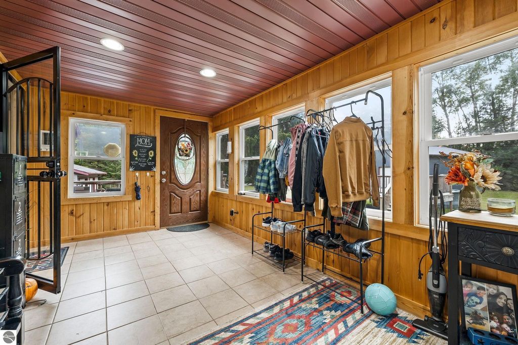 Image 7 of property listing at 4812 SE County Line Road, Shepherd, MI 48883