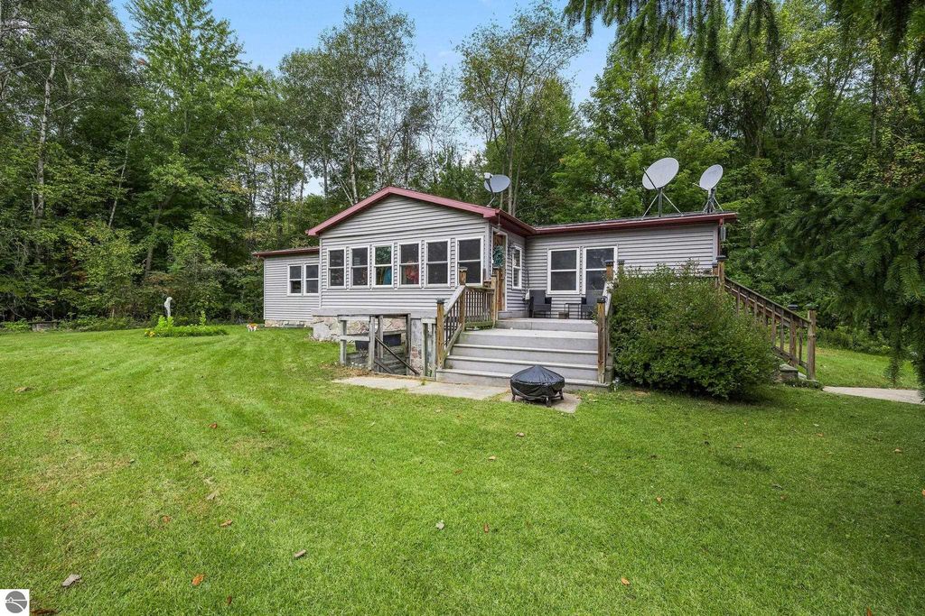 Image 43 of property listing at 4812 SE County Line Road, Shepherd, MI 48883