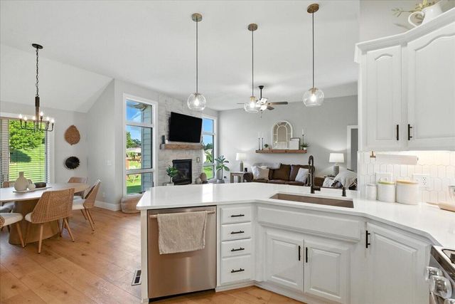 1527 CHESTNUT Drive, Council Bluffs, IA 51503