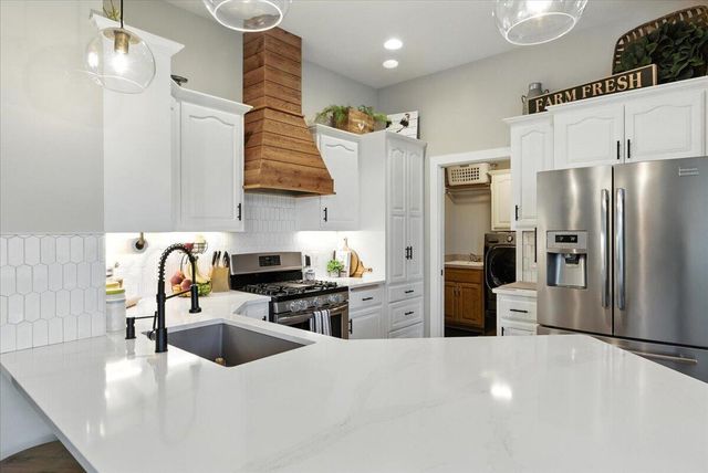 1527 CHESTNUT Drive, Council Bluffs, IA 51503