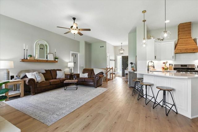 1527 CHESTNUT Drive, Council Bluffs, IA 51503