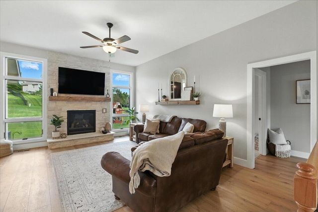 1527 CHESTNUT Drive, Council Bluffs, IA 51503