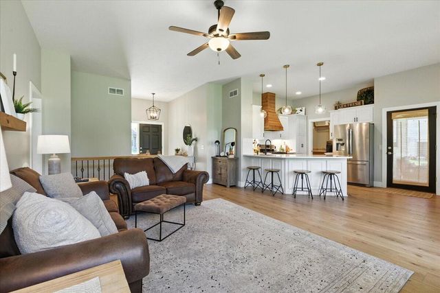 1527 CHESTNUT Drive, Council Bluffs, IA 51503