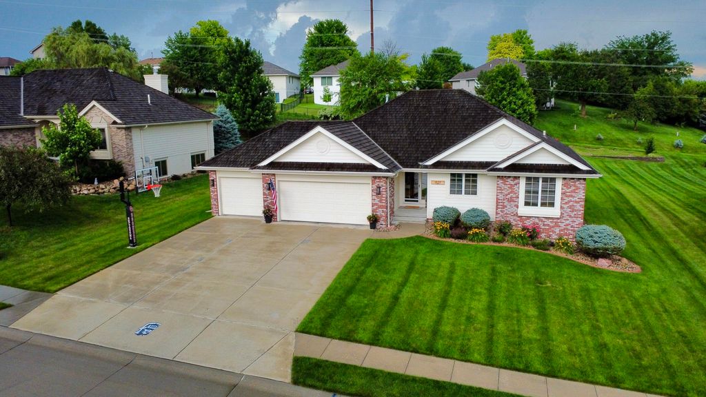 1527 CHESTNUT Drive, Council Bluffs, IA 51503