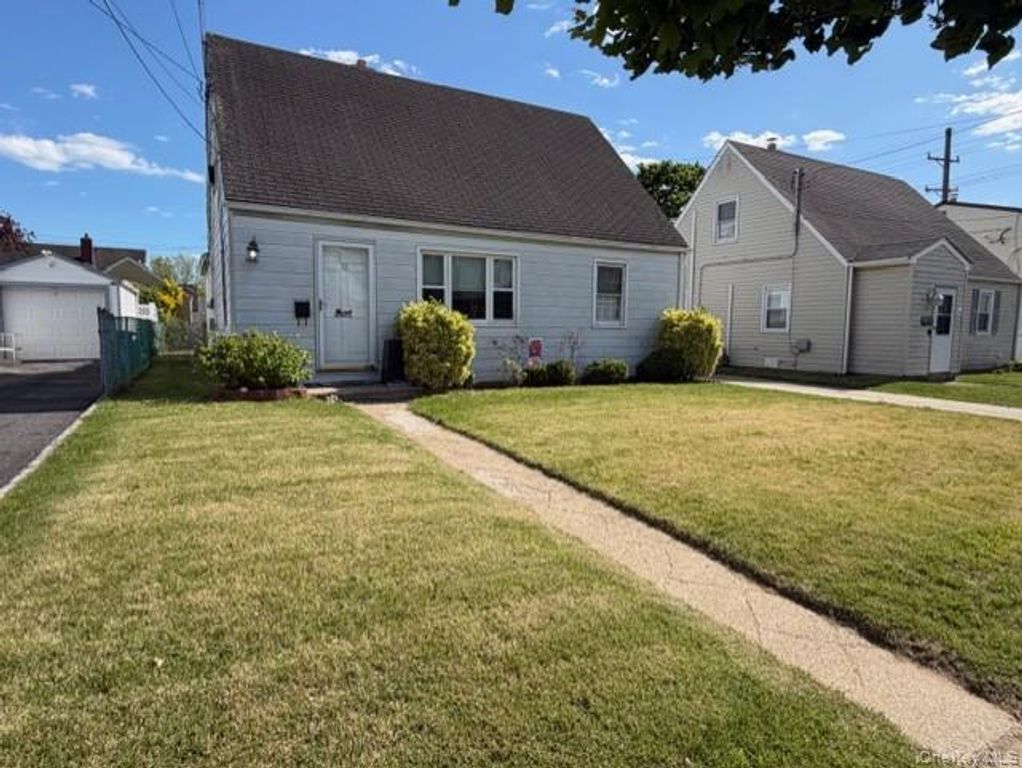 10 Ivy Place, Valley Stream, NY 11581