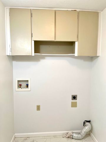 5727 E Memphis, Wichita, KS 67220