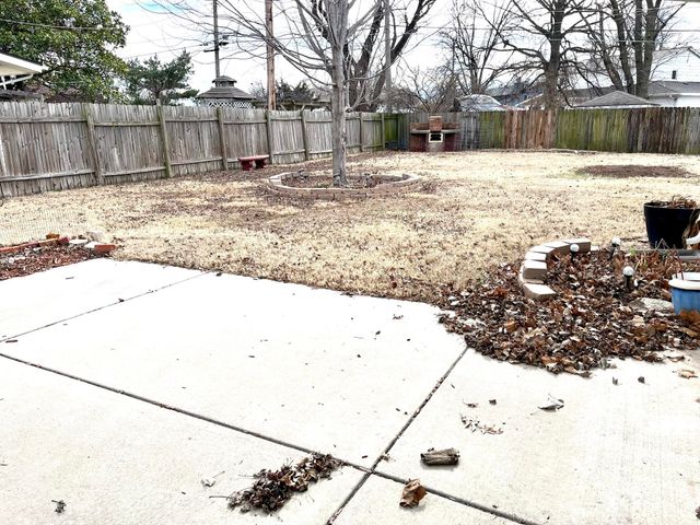 5727 E Memphis, Wichita, KS 67220