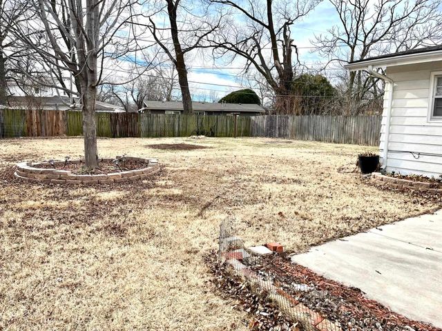 5727 E Memphis, Wichita, KS 67220