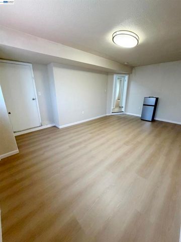 896 Lausanne Avenue, Daly City, CA 94014