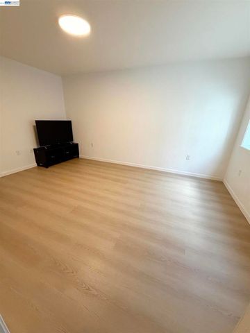 896 Lausanne Avenue, Daly City, CA 94014