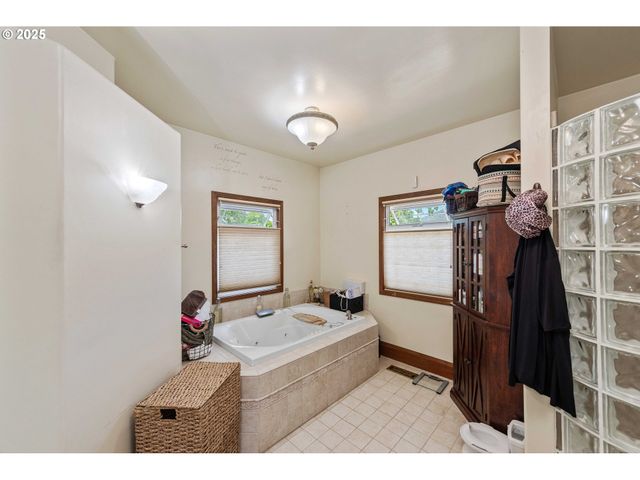93711 BAY PARK Ln, Coos Bay, OR 97420