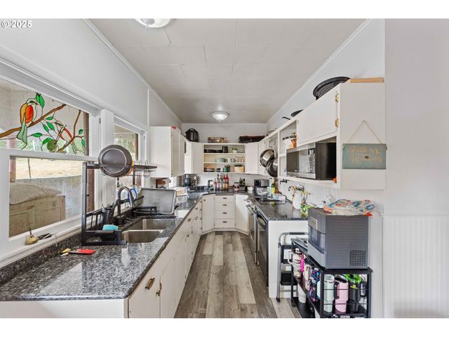 93711 BAY PARK Ln, Coos Bay, OR 97420