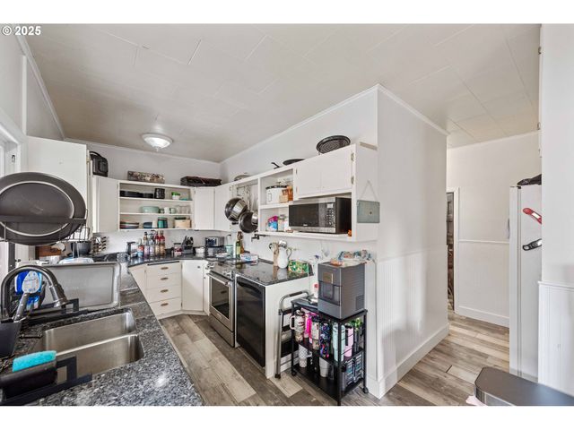 93711 BAY PARK Ln, Coos Bay, OR 97420