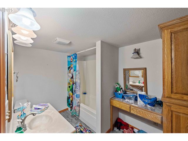 93711 BAY PARK Ln, Coos Bay, OR 97420