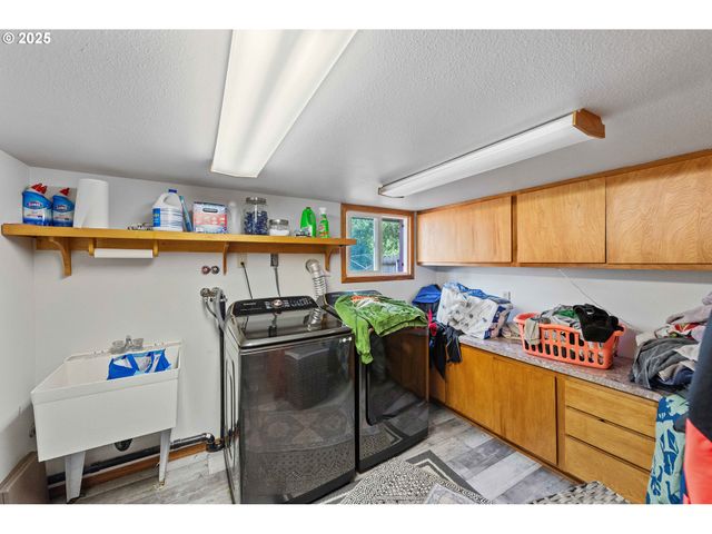 93711 BAY PARK Ln, Coos Bay, OR 97420