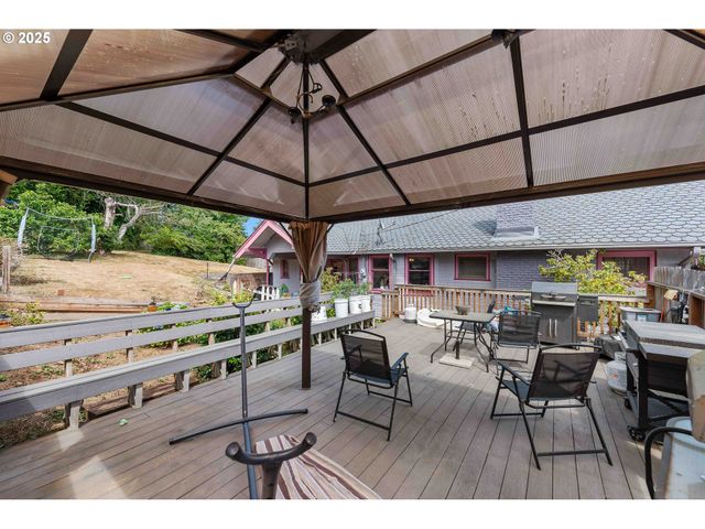 93711 BAY PARK Ln, Coos Bay, OR 97420