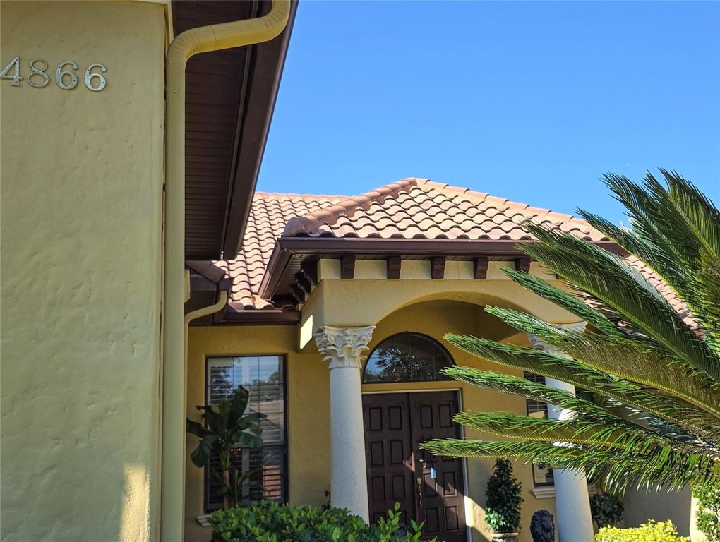 Image 3 of property listing at 4866 KEENELAND CIRCLE, Orlando, FL 32819