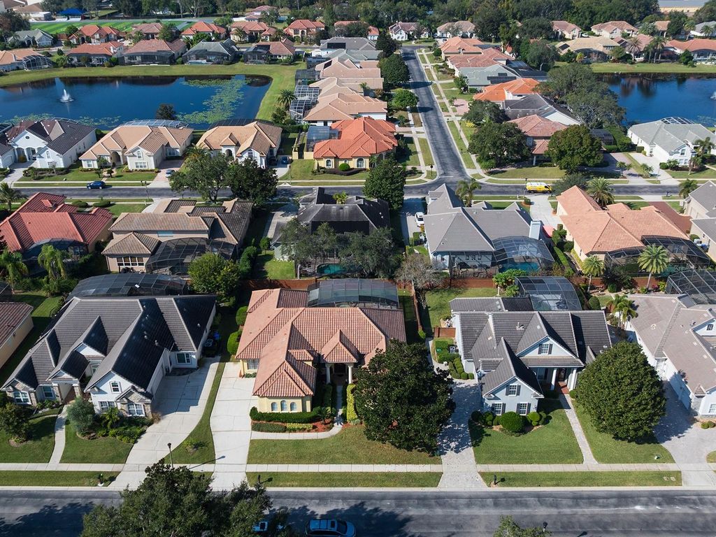 Image 7 of property listing at 4866 KEENELAND CIRCLE, Orlando, FL 32819