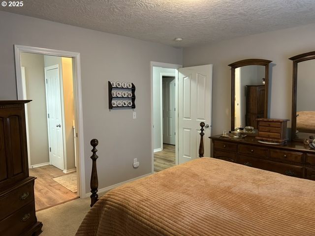 736 KELSEY Loop, Molalla, OR 97038