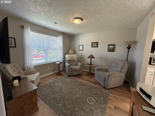 736 KELSEY Loop, Molalla, OR 97038