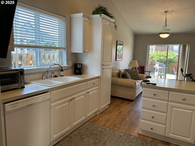 736 KELSEY Loop, Molalla, OR 97038