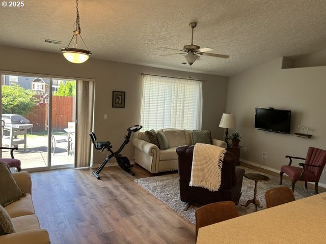 736 KELSEY Loop, Molalla, OR 97038