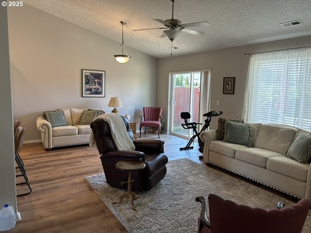 736 KELSEY Loop, Molalla, OR 97038