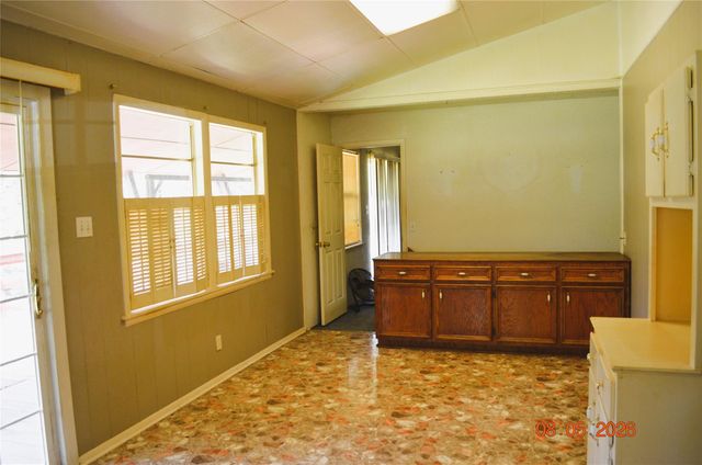 242 Lamenda Avenue, Livingston, TX 77351