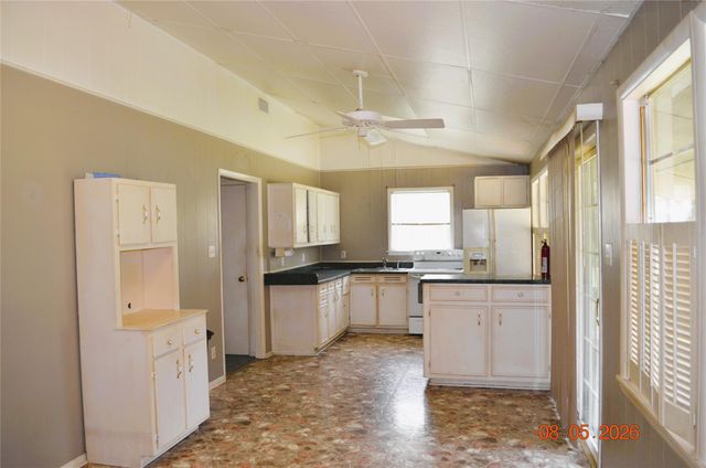 242 Lamenda Avenue, Livingston, TX 77351