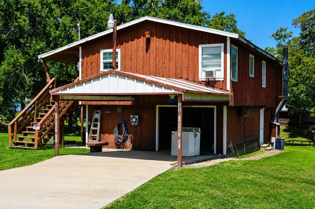 242 Lamenda Avenue, Livingston, TX 77351