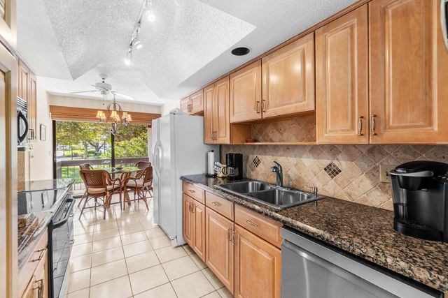 7809 Lakeside Boulevard 4, Boca Raton, FL 33434