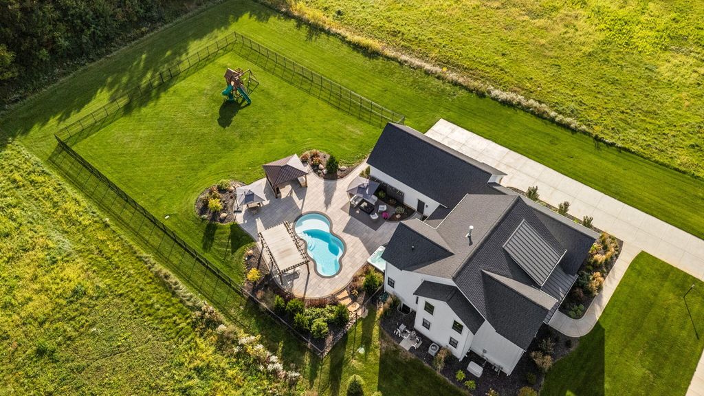 494 Stonebridge Pkwy, Valparaiso, IN 46383