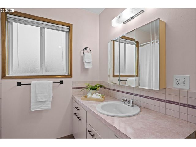 10531 Se LONG St, Portland, OR 97266