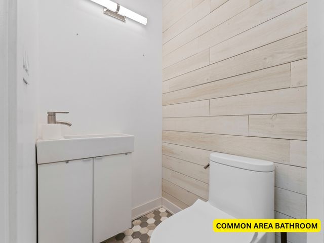 22 W Ontario Street 300-B, Chicago, IL 60654