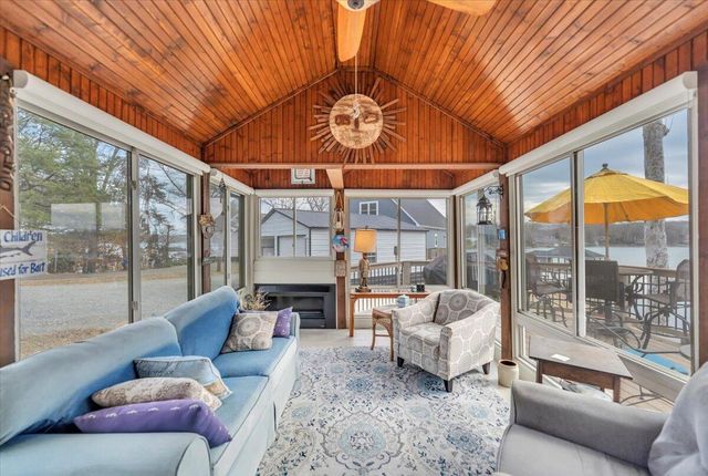 56 Brookside LN, Moneta, VA 24121