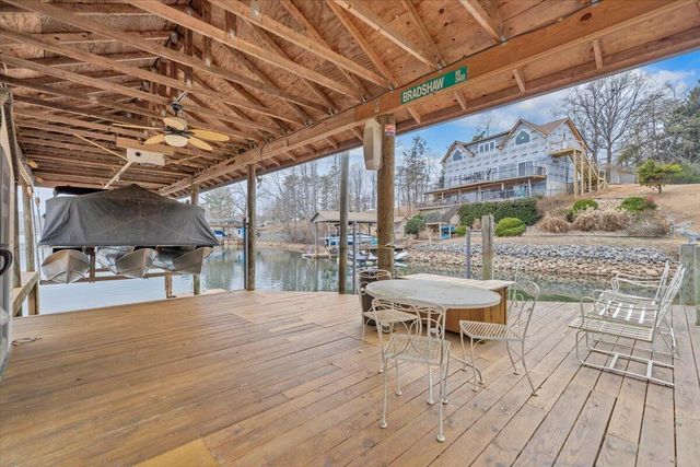 56 Brookside LN, Moneta, VA 24121