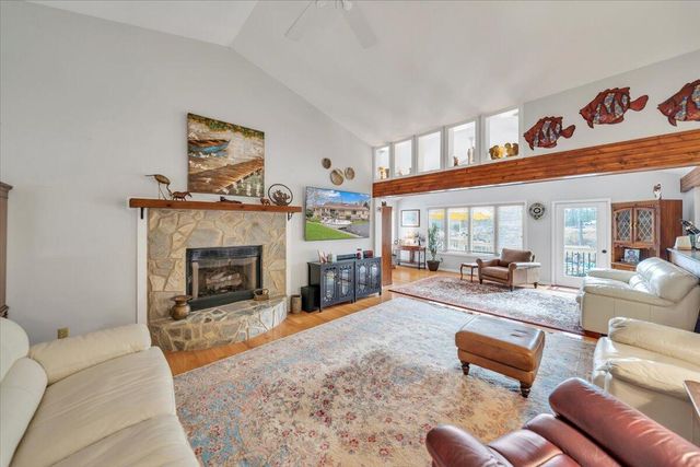 56 Brookside LN, Moneta, VA 24121