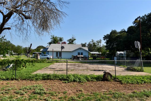 1705 S Bradley Street, Brady, TX 76825