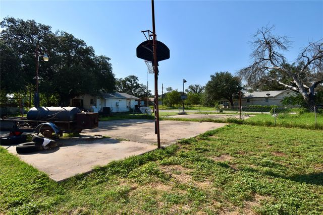1705 S Bradley Street, Brady, TX 76825
