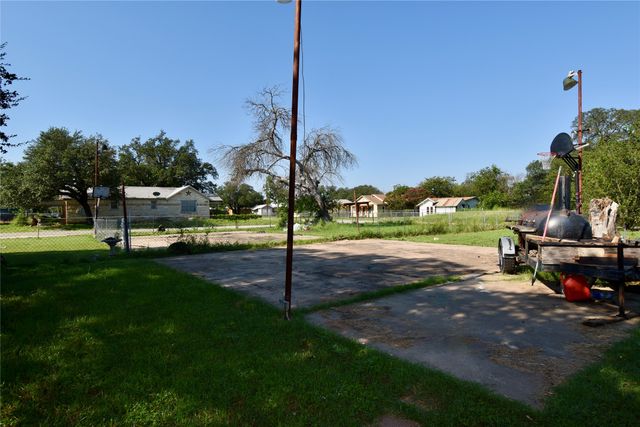 1705 S Bradley Street, Brady, TX 76825