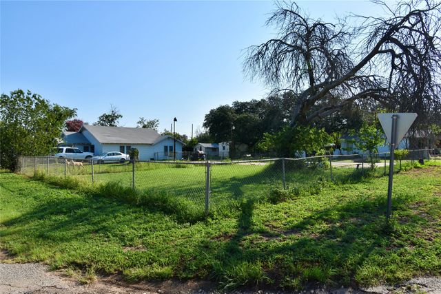 1705 S Bradley Street, Brady, TX 76825